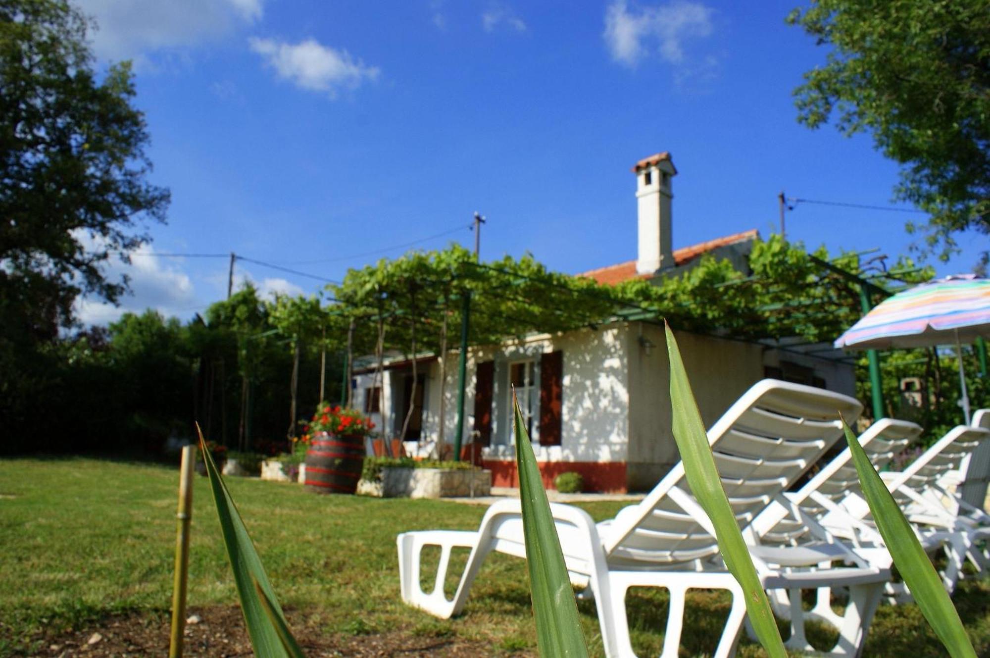 Freistehendes Haus Violeta Mit Weitlaeufigen Garten Raša 외부 사진