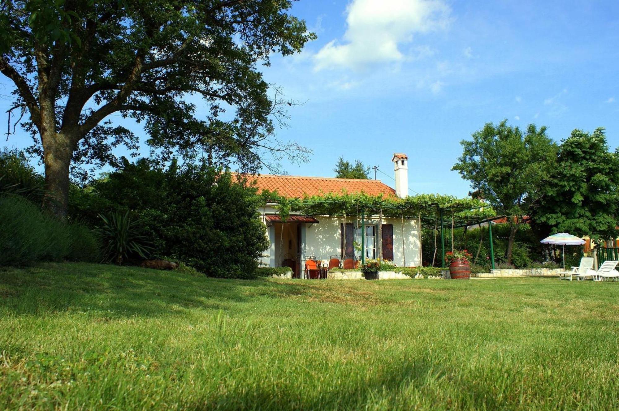 Freistehendes Haus Violeta Mit Weitlaeufigen Garten Raša 외부 사진