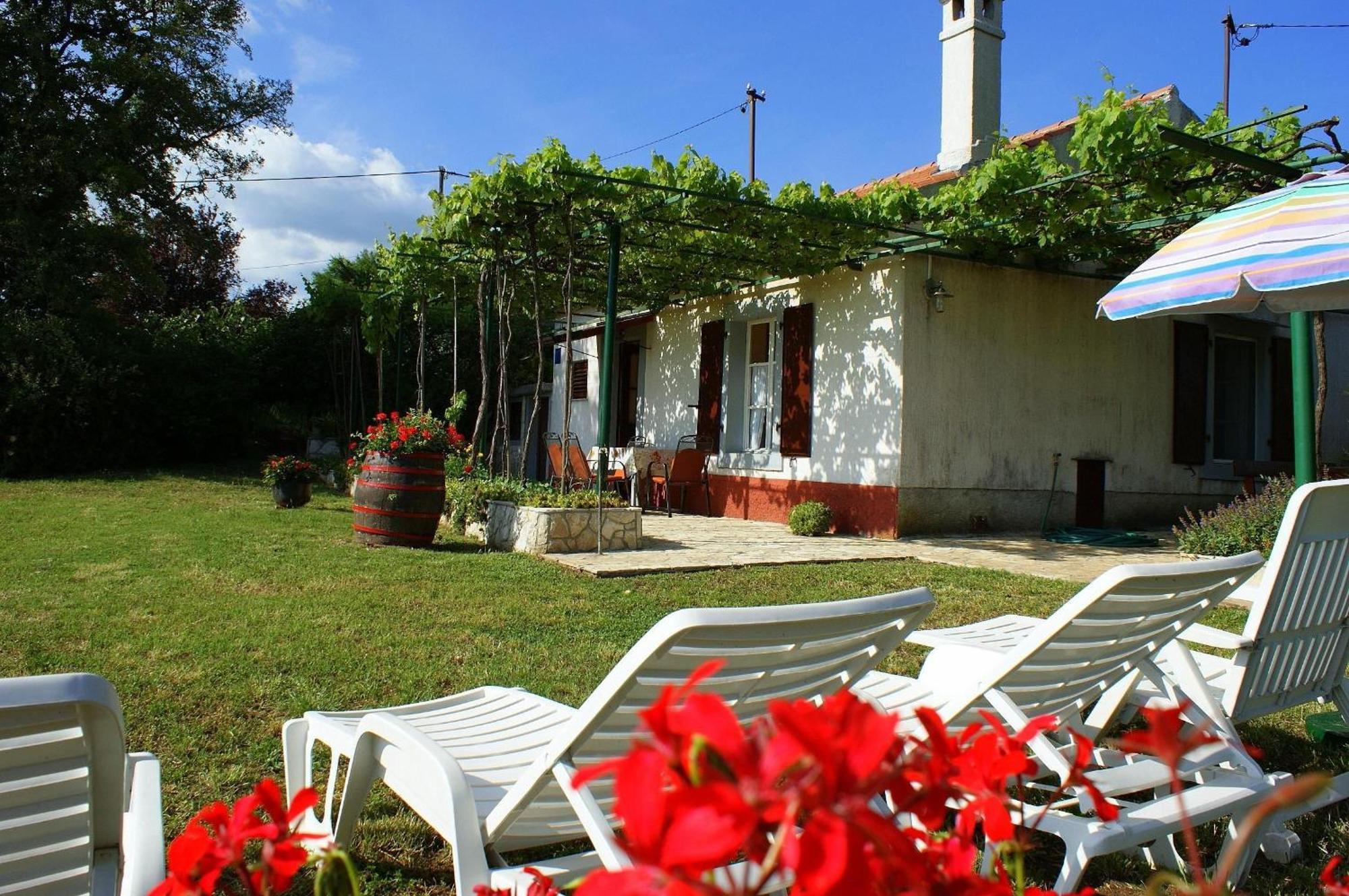 Freistehendes Haus Violeta Mit Weitlaeufigen Garten Raša 외부 사진
